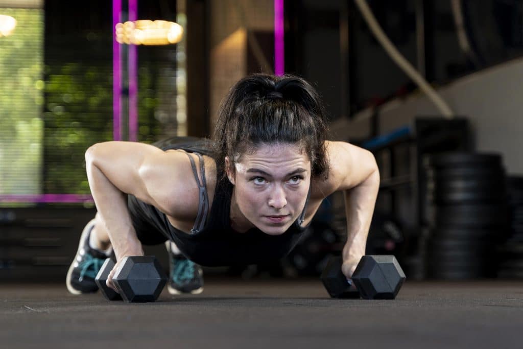 Mulher em treino intenso