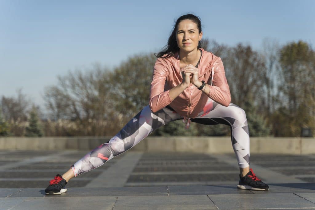 mulher treina - exercício de mobilidade
