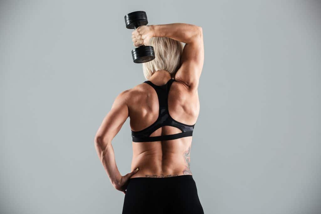 mulher treinando triceps