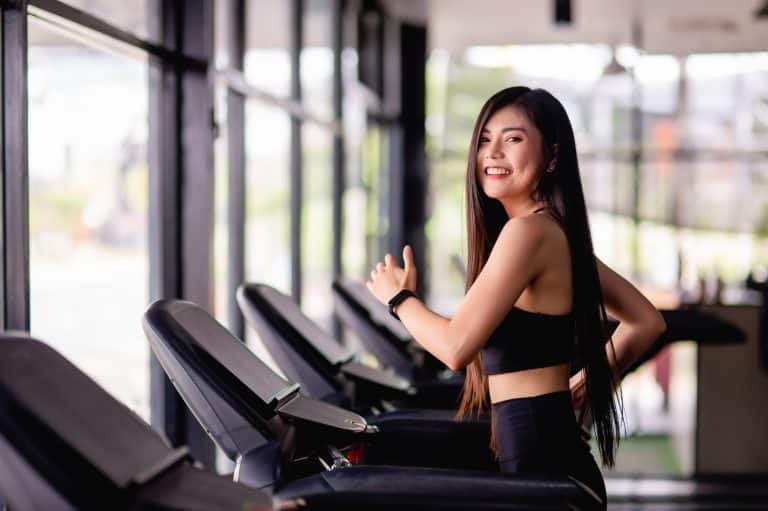 Mulher em seu treino de cardio