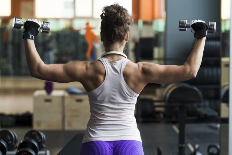 Mulher em treino de costas