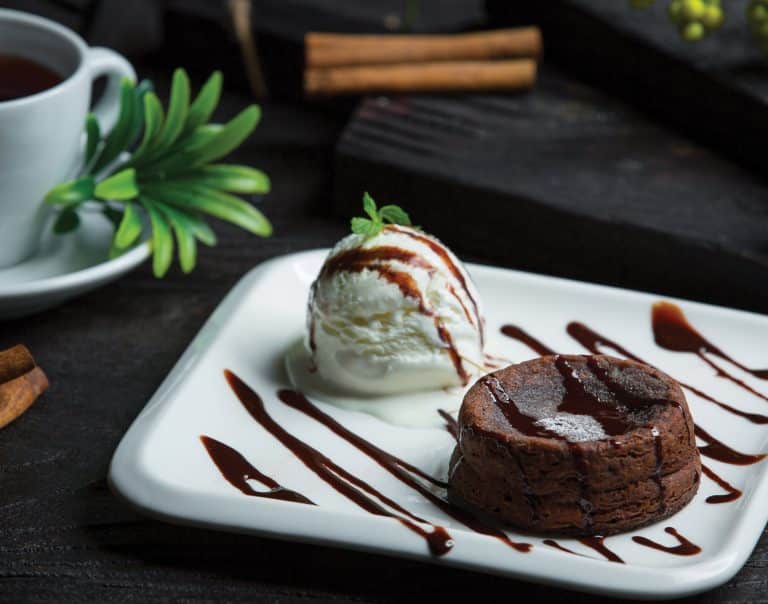 Petit gateau com bola de sorvete de creme