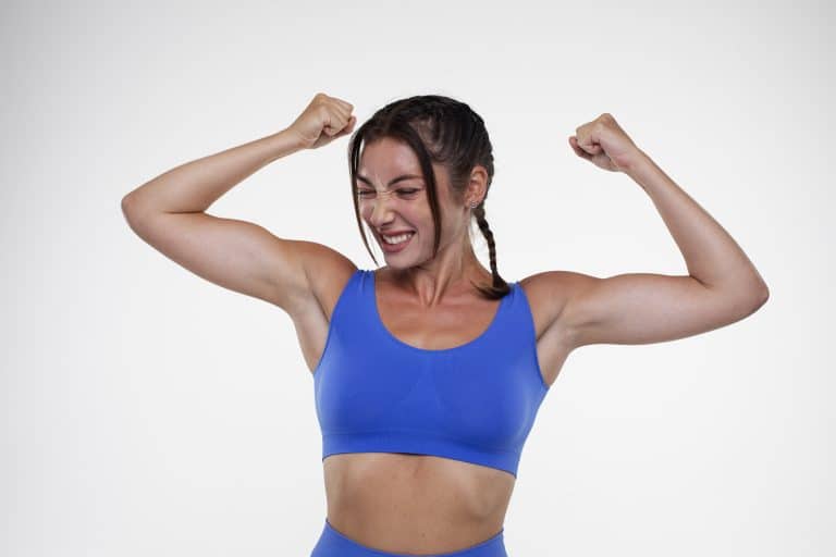 Mulher treina musculação