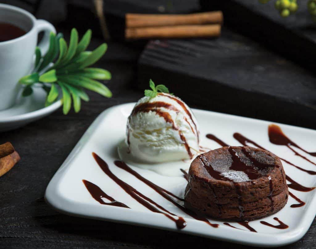 Petit gateau com bola de sorvete de creme